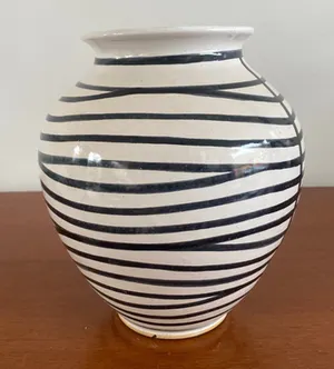 Niet of onleesbaar gesigneerd - Vintage kunstaardewerken vaas met zwart wit decor kopen? Bied vanaf 1!