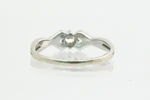 103 - 14krt witgoud & diamanten "cross-over" solitairring met  0.15crt briljant kopen? Bied vanaf 160!