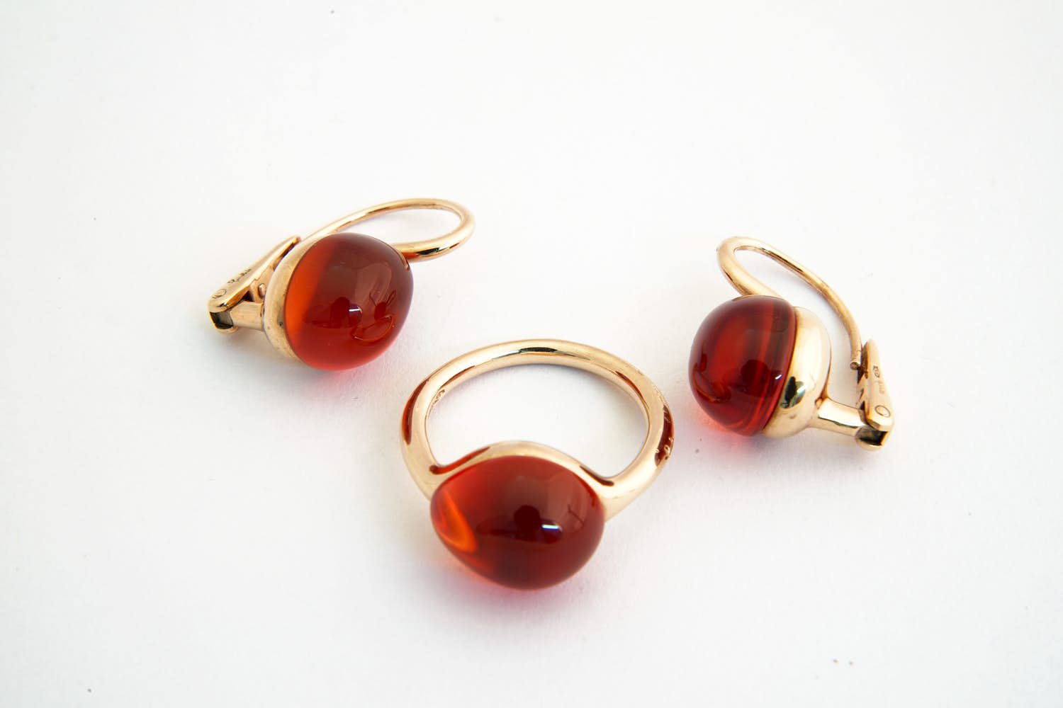 176- Exclusieve POMELLATO Italy 9 krt goud  "rouge passion" SET oorclips & ring kopen? Bied vanaf 760!