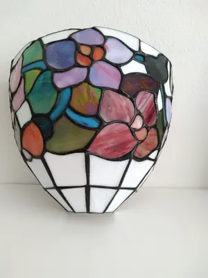Niet of onleesbaar gesigneerd - Fraaie wandlamp in Tiffany stijl; glas in lood kopen? Bied vanaf 1!