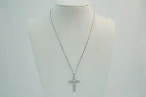 Acheter87 - Fijn 14 krt. witgouden collier en een 18 krt. diamanten kruis hanger? Enchérissez de 800!