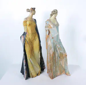 Willemijn van der Meer - Set van 2 keramieken sculpturen, Dames in jurk kopen? Bied vanaf 250!