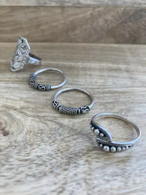 Een lotje van vier zilveren ringen kopen? Bied vanaf 25!