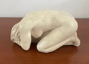 Niet of onleesbaar gesigneerd - Betongipsen beeld van een knielende vrouw - gesigneerd kopen? Bied vanaf 1!