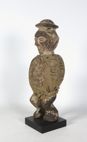 Niet of onleesbaar gesigneerd - Houten figuur met buidel kopen? Bied vanaf 1!