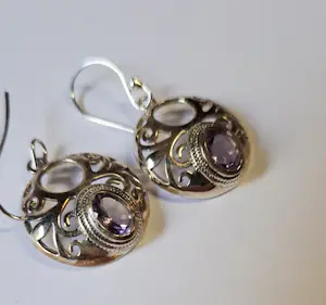 Handgemaakte en fraai opengewerkte zilveren oorbellen gefacetteerde  amethist kopen? Bied vanaf 50!