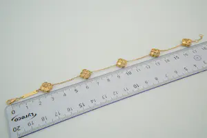 58 - Sierlijk en fijn 20krt geel gouden armband met 5 massieve klavertjes vier kopen? Bied vanaf 480!