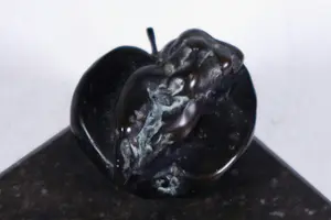 Kiny Copinga - Brons, Vrouwenfiguur op halve appel kopen? Bied vanaf 250!