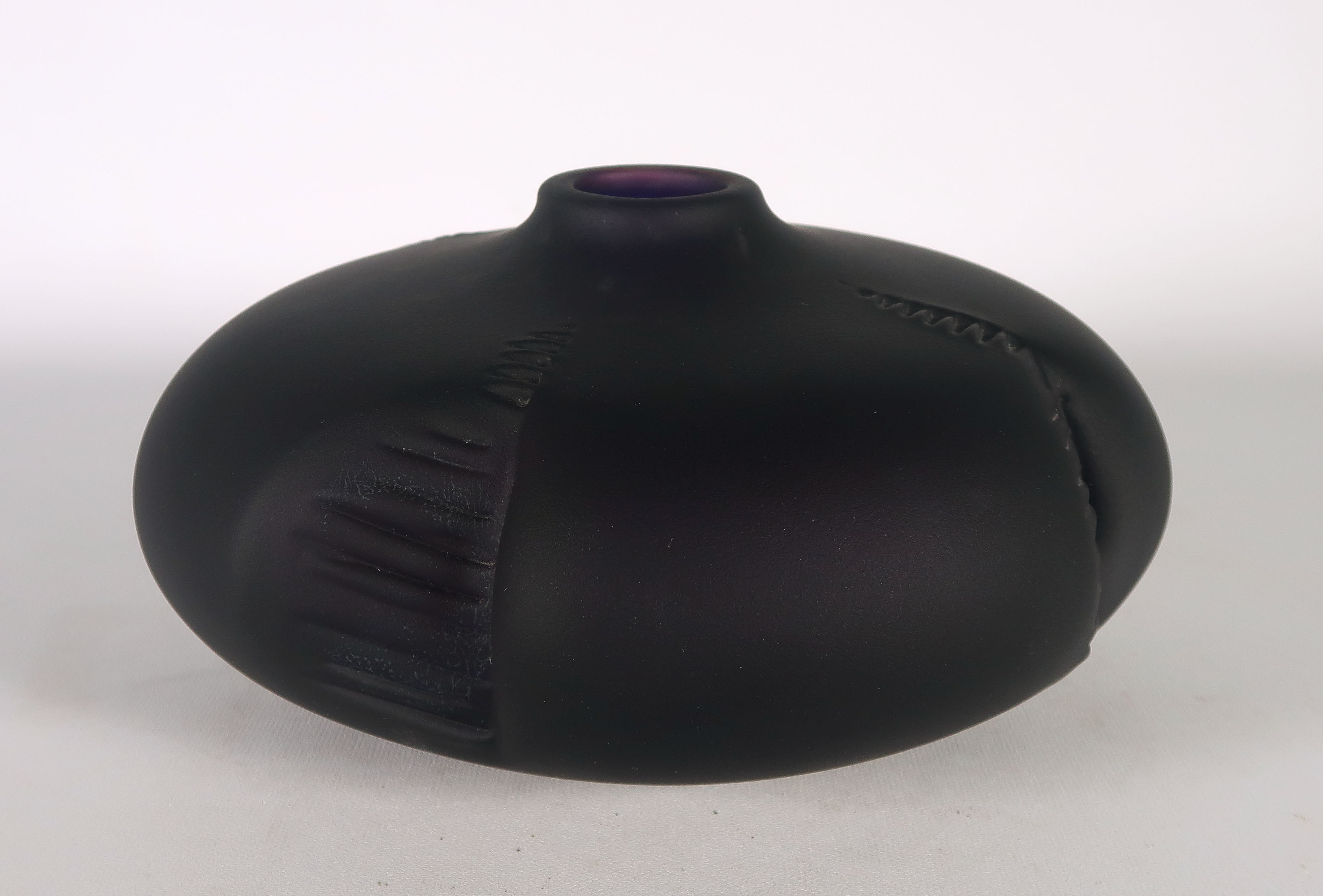 Jan Sostek - Glas, Mat donkerpaarse bolvormige vaas verkocht voor € 40!