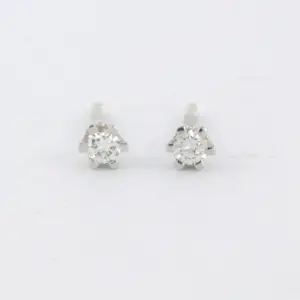 18k wit gouden solitair oorknoppen bezet met briljant geslepen diamant 0.08ct kopen? Bied vanaf 195!