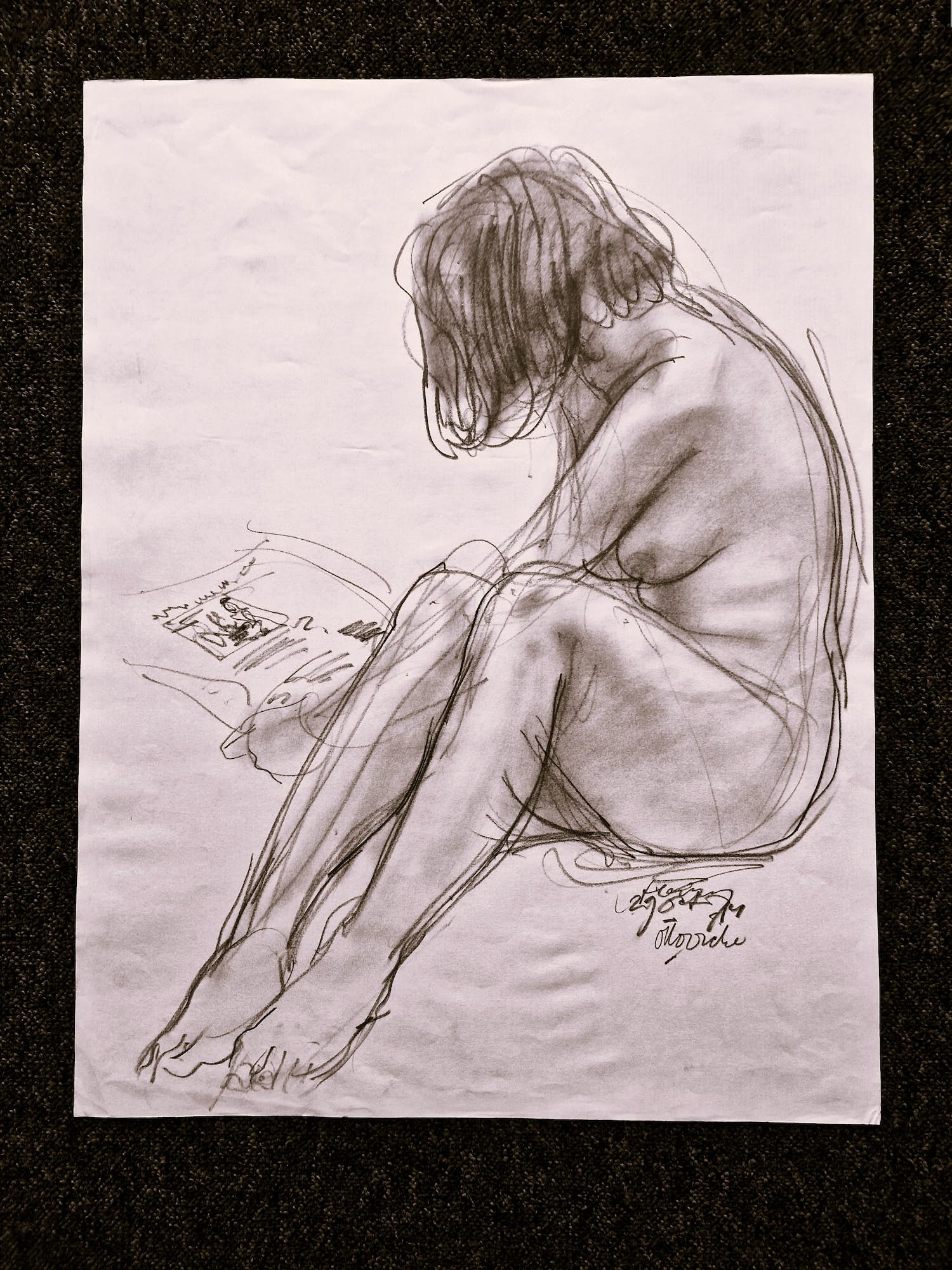 Otto Dicke - Fraaie & grote in 1977 gemaakte houtskooltekening "lezend Naakt op het strand" verkocht voor € 70!