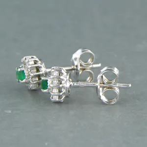 18k gouden oorknoppen met smaragd en aan entourage briljant geslepen diamant kopen? Bied vanaf 300!