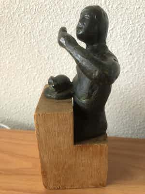 Judith Braun - Bijzonder bronzen beeld - man die zit te eten. verkocht voor € 65!
