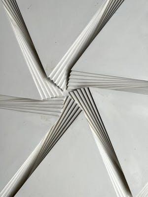 Niet of onleesbaar gesigneerd - Houten reliëf | 'Polygoon plastiek' | 1982 kopen? Bied vanaf 1!