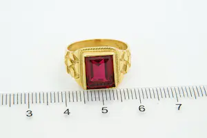 1- Mooi bewerkte 18 krt geel gouden ring met gefacetteerde  rode kleursteen kopen? Bied vanaf 290!