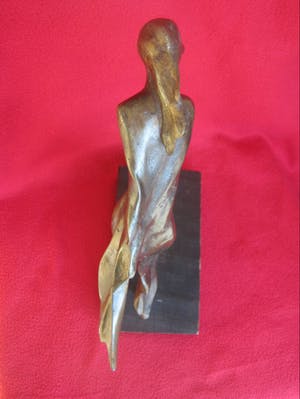 Brons (Onbekend) - Vrouw, gejaagd door de wind. kopen? Bied vanaf 120!