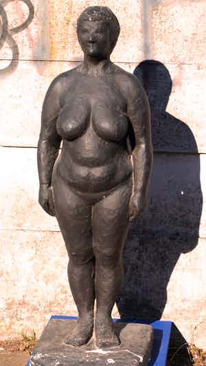 Niet of onleesbaar gesigneerd - Groot beeld , “Voorstudie Truus?? door Charlotte van Pallandt??” – 122 cm hoog verkocht voor € 10!