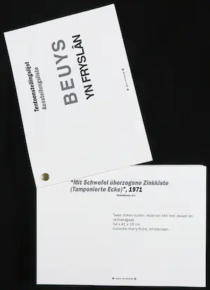 Joseph Beuys - Tentoonstellingscatalogus met postkaarten en zeefdruk op vilt, Beuys yn Fryslân kopen? Bied vanaf 60!
