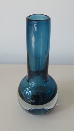 Niet of onleesbaar gesigneerd - Twee dikwandige rookblauwe glazen discus en schoorsteen vaas kopen? Bied vanaf 1!