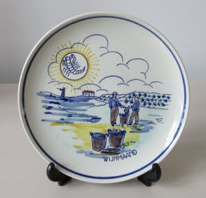 Royal Goedewaagen - Twee platelen sierbordjes 'Hooimaand' en 'Wijnmaand' voor N.V. Paul C. Kaiser Ro kopen? Bied vanaf 1!