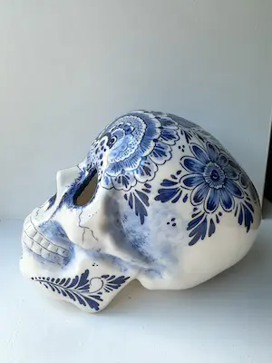 Jan Born - Handgeschilderde keramieken skull delftsblauw stijl kopen? Bied vanaf 95!