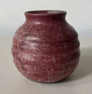 Mobach Keramiek - Rood ribbelvaasje kopen? Bied vanaf 25!