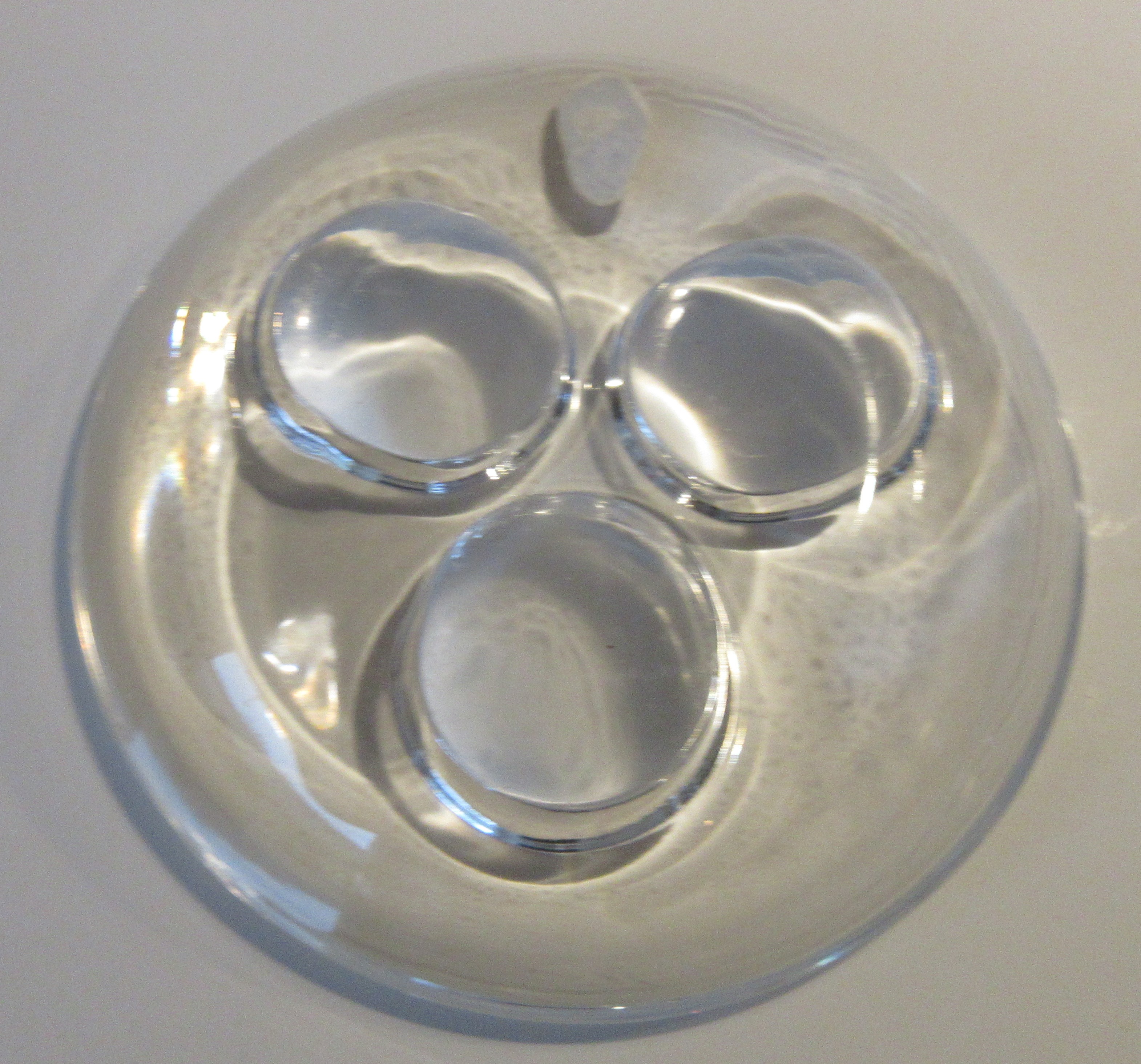 Niet of onleesbaar gesigneerd - Dresden Kristal moderne ronde votive kandelaar met drie lichthouders kopen? Bied vanaf 1!