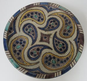 Niet of onleesbaar gesigneerd - Oud Noord Afrikaans of Arabisch aardewerken schaal op voet kopen? Bied vanaf 10!