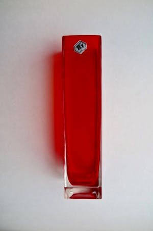 Niet of onleesbaar gesigneerd - Rood glazen vaasje in modern design kopen? Bied vanaf 1!