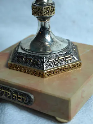 Frank Meisler - Kiddush cup in goud- en zilverkleur met "Duif"-motief, op sokkel – Hoogte 25 cm kopen? Bied vanaf 200!