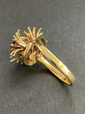 18 karaats geelgouden ring met drie blauwe edelsteentjes kopen? Bied vanaf 435!