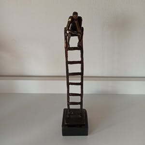 Corry Ammerlaan - Verbronsd sculptuur op sokkel; De Denkende Mens. kopen? Bied vanaf 1!