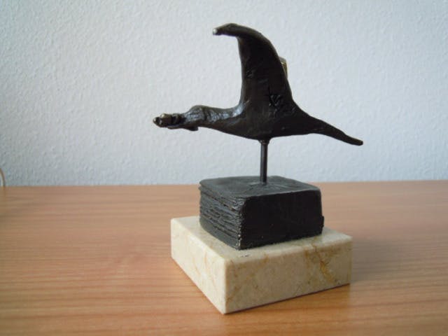 Bernadette Leijdekkers - Bronzen/verbronst beeldje van een vogel met klavertje vier in zijn bek kopen? Bied vanaf 35!