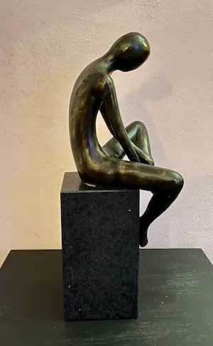 Niet of onleesbaar gesigneerd - Brons (onbekend) Prachtig exclusief en zeer zwaar bronzen sculptuur (mediteren) kopen? Bied vanaf 1!