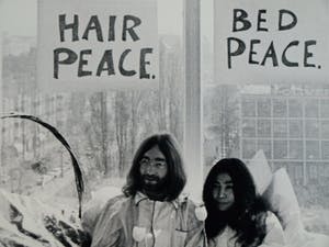 Nico Koster - Foto, John Lennon & Yoko Ono - Hilton Hotel tijdens de 'Bed-in for Peace' in '69 kopen? Bied vanaf 175!