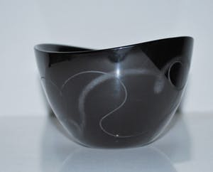 Orrefors - Zwart kristallen kom met geetst patroon - design Ingegerd Råman 2003 kopen? Bied vanaf 30!
