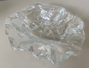 Jolanda Prinsen - Zware glazen schaal met een decor van schelpen en kokkels kopen? Bied vanaf 50!