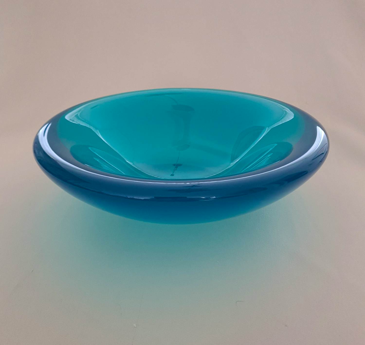 Vincent de Rijk - Azure blauw epoxy kom/ schaal van Vincent de Rijk voor RiRa. kopen? Bied vanaf 350!