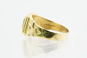 105 - Mooi bewerkte 18krt geelgouden ring met blauwe middensteen - kleine maat kopen? Bied vanaf 225!