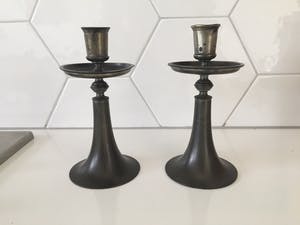 Niet of onleesbaar gesigneerd - Twee Maleisische tinnen kandelaren kopen? Bied vanaf 1!