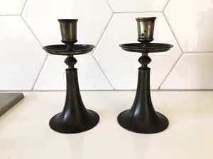 Niet of onleesbaar gesigneerd - Twee Maleisische tinnen kandelaren verkocht voor € 1!