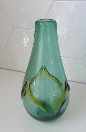 Niet of onleesbaar gesigneerd - Groen en amber dikwandige vintage glazen vaas kopen? Bied vanaf 10!