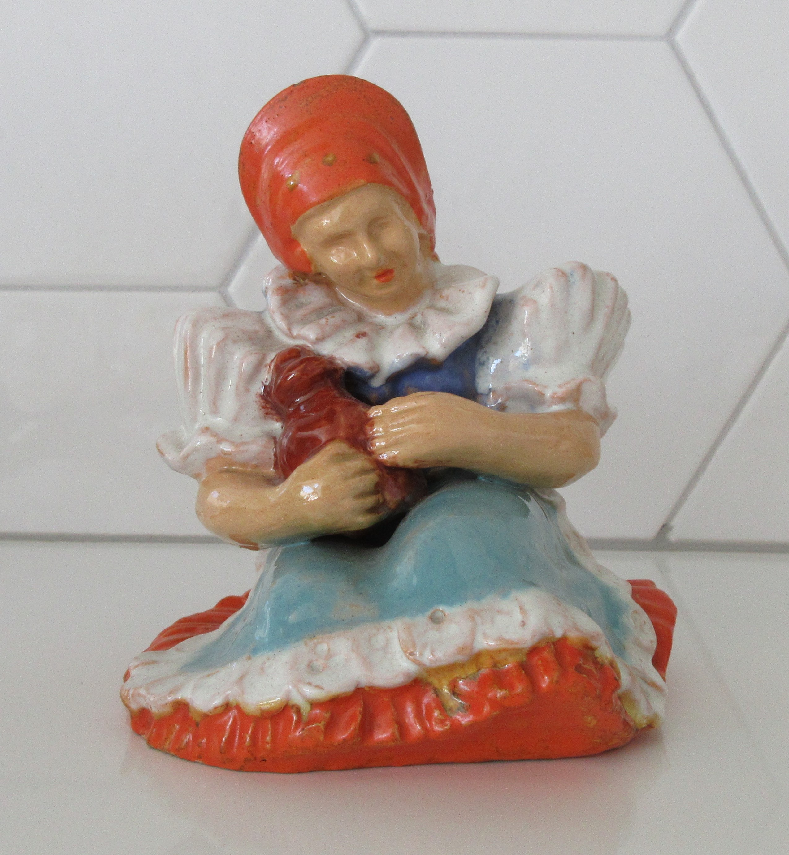 Niet of onleesbaar gesigneerd - Art deco terracotta plastiek van een vrouw met kruik verkocht voor € 1!