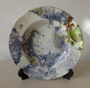Niet of onleesbaar gesigneerd - Diep Aziatisch Porseleinen bord met gemarmerd lustglazuren decoratie kopen? Bied vanaf 1!