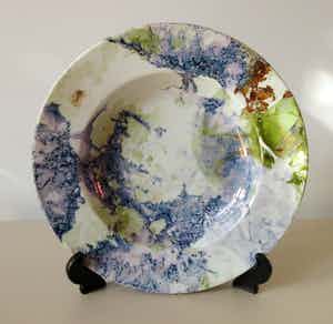 Niet of onleesbaar gesigneerd - Diep Aziatisch Porseleinen bord met gemarmerd lustglazuren decoratie verkocht voor € 1!