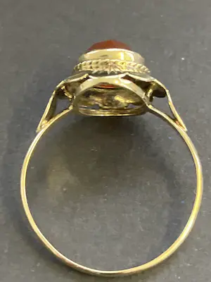 14 karaats geelgouden ring met een rond gefacceteerd geslepen carneool kopen? Bied vanaf 130!