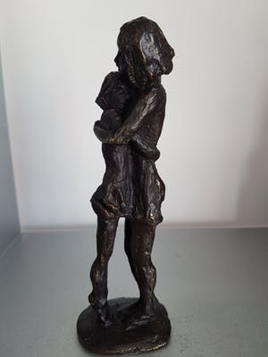 Astrid Veldhuyzen-Koppen - Beeld " Beschutting" kopen? Bied vanaf 40!