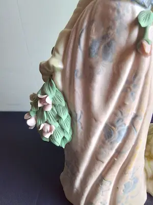 Niet of onleesbaar gesigneerd - Fraai beeld van bloemen meister in Spaans porselein kopen? Bied vanaf 1!
