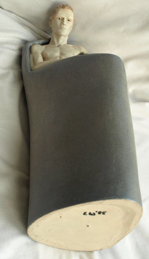 Els van Westerloo - Keramiek , ‘ Man komt uit de kast ‘ – 1985 – unicum – hoogte 43 cm. kopen? Bied vanaf 1!