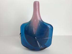 Mdina kunstglas - Michael Harris Mdina Fish vaas / Axe head vaas roze blauw kopen? Bied vanaf 105!